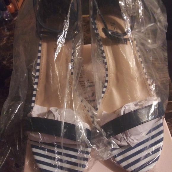 BRAND NEW NAVY BLUE AND WHITE STRIPE PUMPS. - Picture 3 of 3